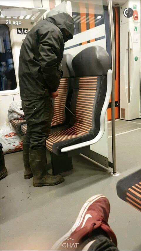 Mann pinkelt auf die Sitze in der U-Bahn.