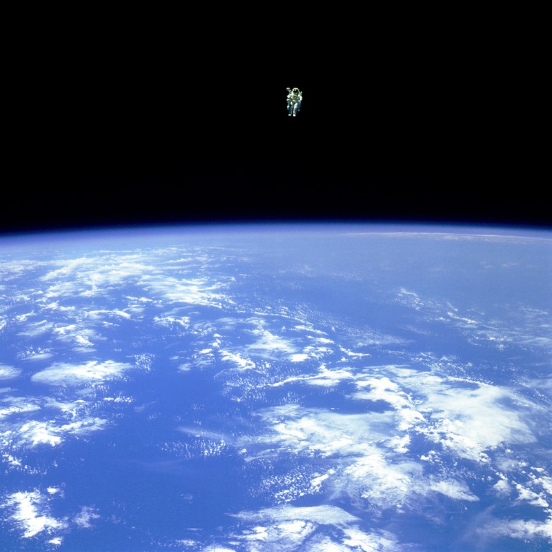 Bruce McCandless II ohne Sicherungsleine im freien Weltraum.