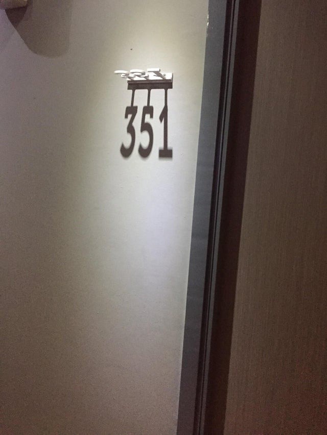 Erst über die Schattenbilder sind diese Hotelzimmer-Nummern lesbar.