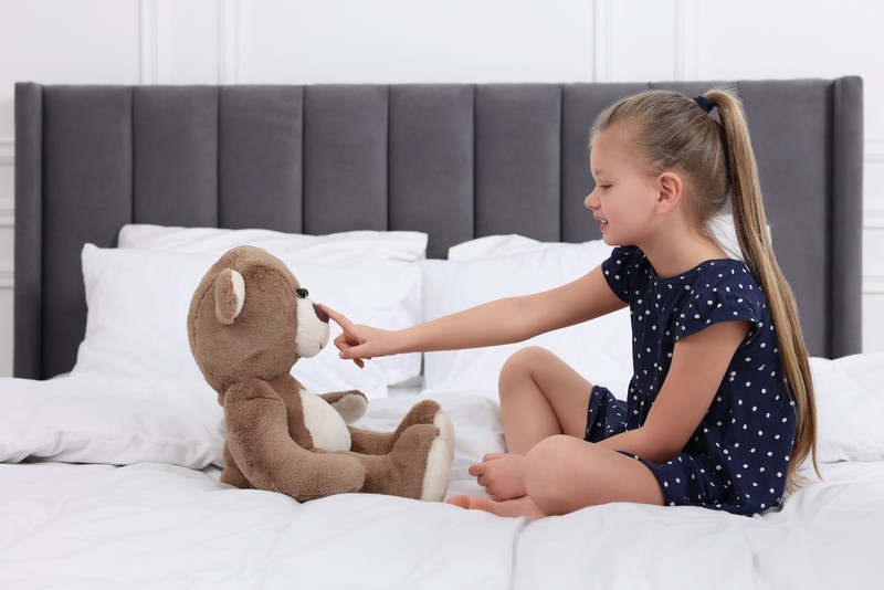 Schon Kleinkinder versuchen Geheimnisse vor ihren Eltern zu bewahren.