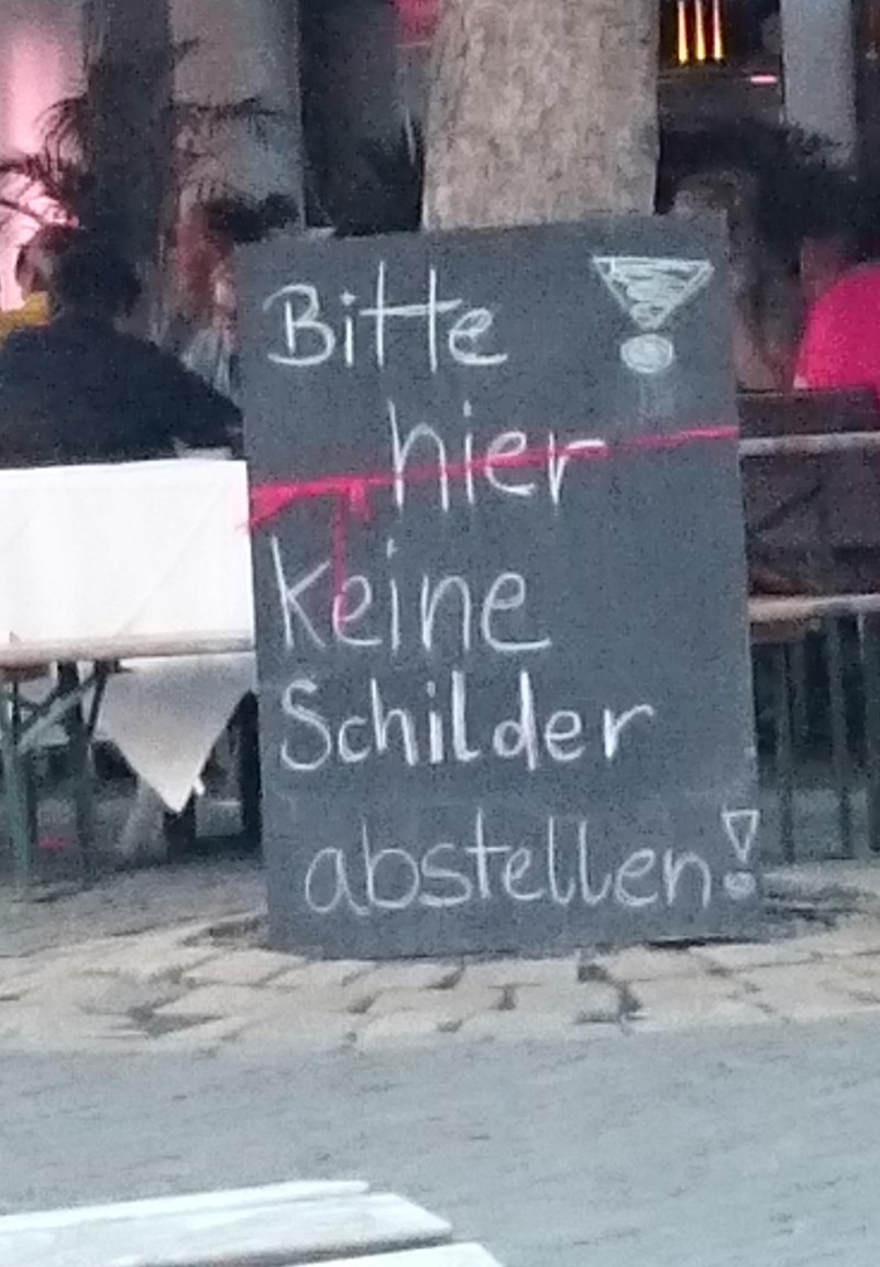 In Deutschland wird auch dafür ein Schild aufgestellt kein Schild abzustellen.