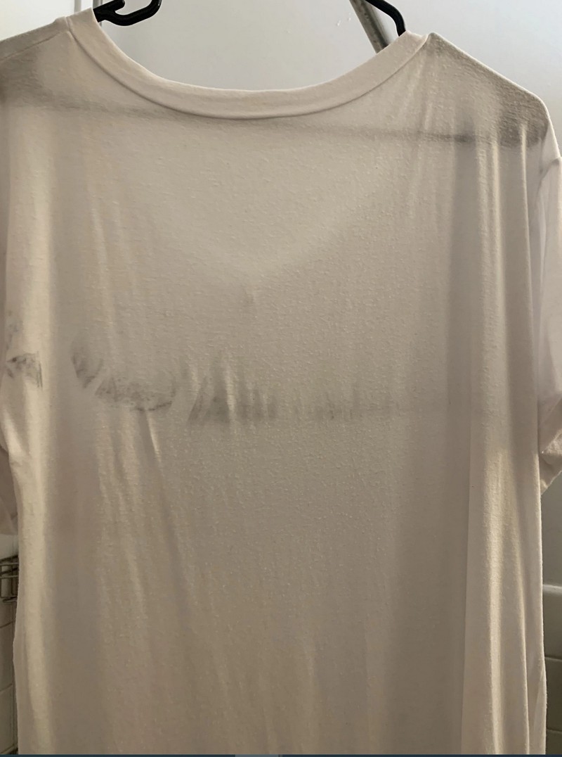 Kleider-Fails: EIn T-Shirt hat einen Schmutzabdruck