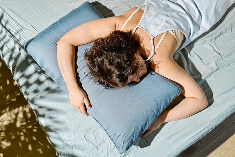 Man kann oft nicht ohne Decke schlafen, weil der Körper sich schon so an die Bettdecke gewöhnt hat.