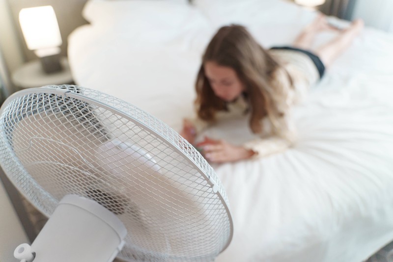 Um für Abkühlung zu sorgen, kann ein Ventilator hilfreich sein.