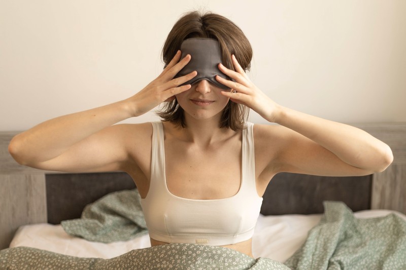 Viele Menschen leiden unter der Hitze in ihrem Schlafzimmer und können schlecht schlafen.
