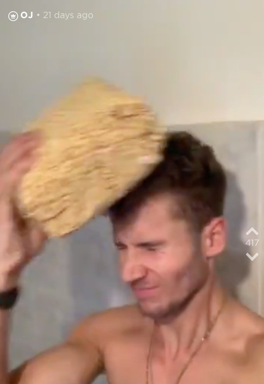 OJ versucht, die Smacks an seinem Kopf zu zerschmettern.