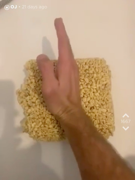 OJ versucht, die Smacks mit einem Kung-Fu-Move zu zerstören.