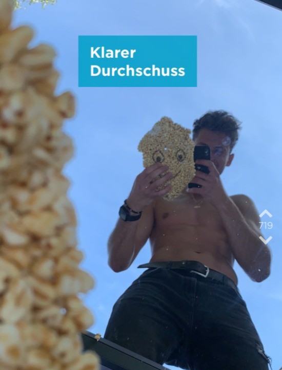 OJ zeigt sich mit den immer noch unzerstörten Smacks.