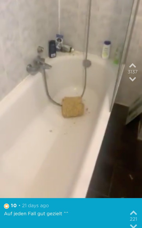 OJ zeigt, wie er die Smacks mit dem Fuß tritt.