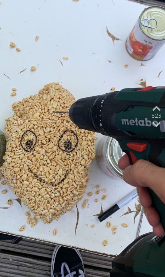 OJs nächster Versuch ist es, die Smacks zu durchbohren.