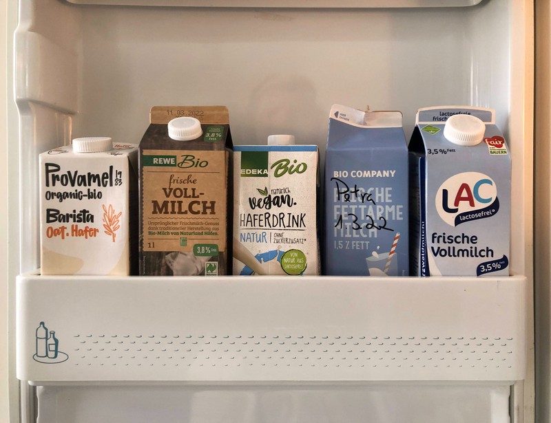 Milch sollte am besten im Mittleren Fach im Kühlschrank gelagert werden