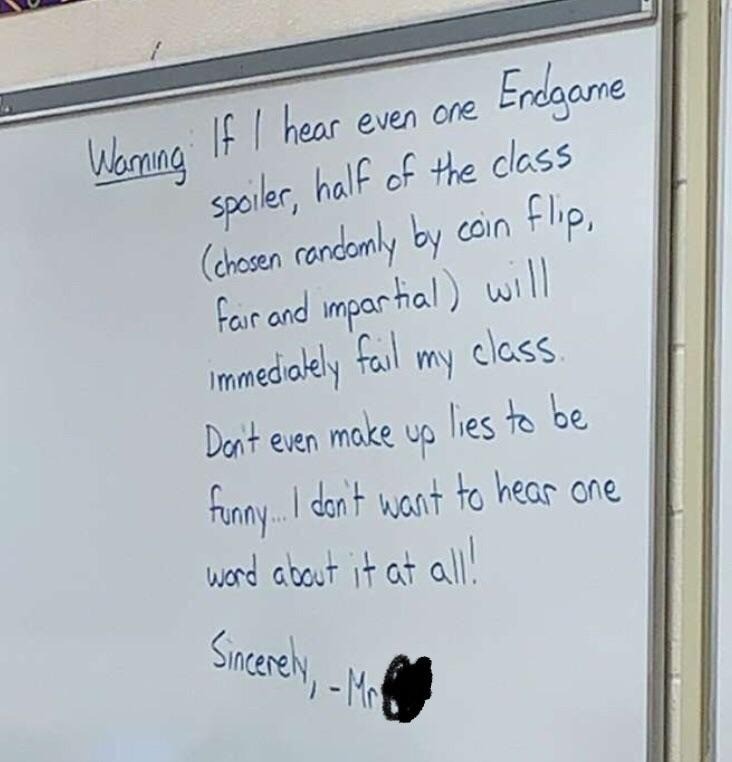 Ein Lehrer warnt seine Schüler vor Spoilern