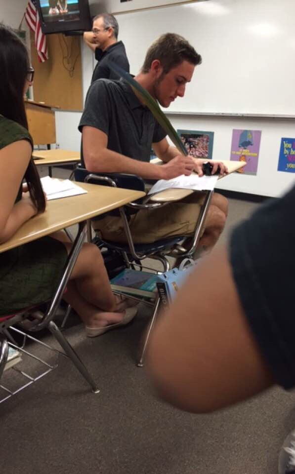Ein Schüler, der nach einem Stift fragte und vom Lehrer etwas anderes bekam