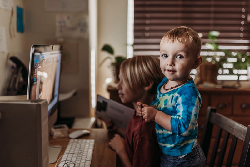 Ein Kind, das auf dem Computer seines Vaters bestimmte Filme findet