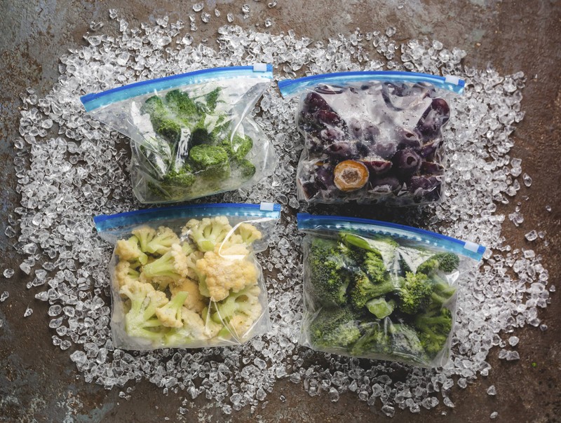 Eingefrorenes Gemüse kann zwischen sechs und zwölf Monaten im Gefrierfach haltbar sein.