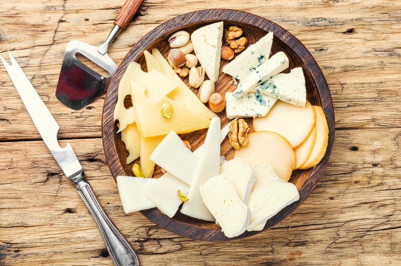 Je nach Sorte ist Käse bis zu drei Monaten eingefroren haltbar.