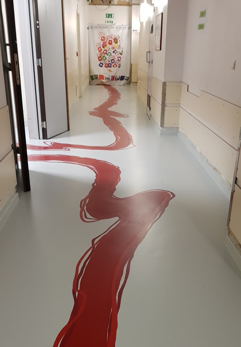 Der Fußboden in einem Krankenhaus sieht sehr komisch aus