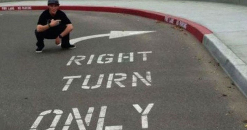 Auf der Straßenmarkierung steht man könne nur "rechts abbiegen".
