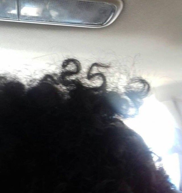 Die Zahl 25 in den Haaren eines Mannes