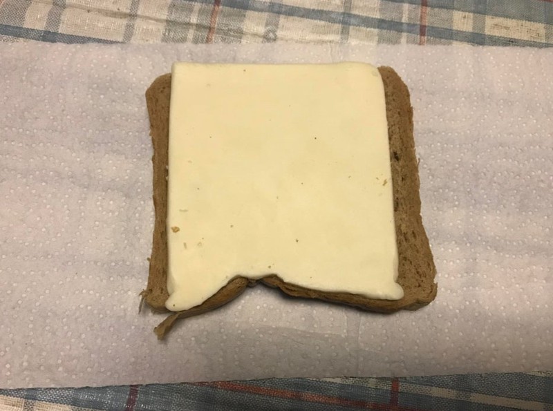 Käsescheibe und Brot passen perfekt zusammen
