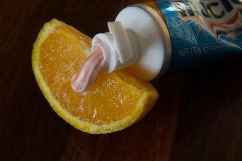 Manche Menschen mögen es Zahnpasta auf Orangen zu essen.