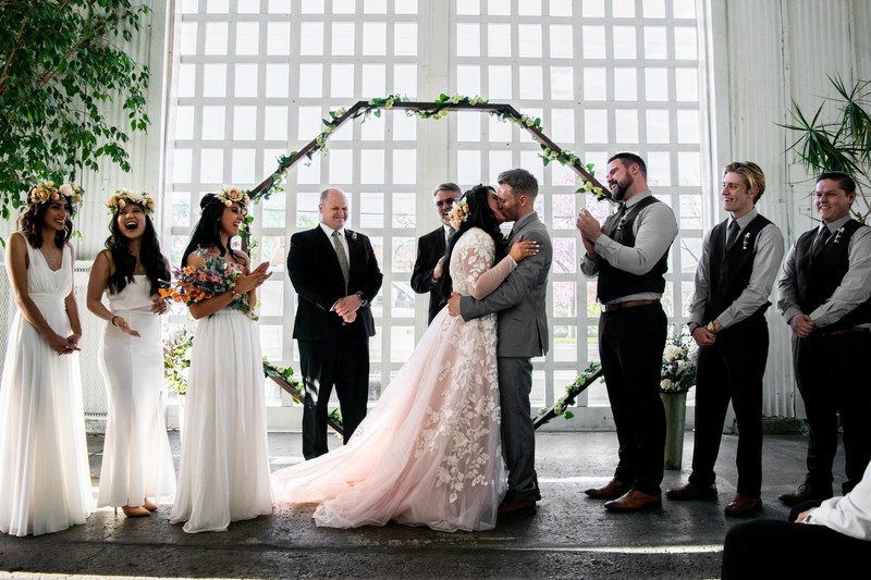 Ein Brautpaar, das den schönsten Tag ihres Lebens feiert: Die Hochzeit