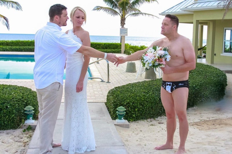 Zu einer Hochzeit in der Karibik ist der Trauzeuge nur in Badeshorts gekommen