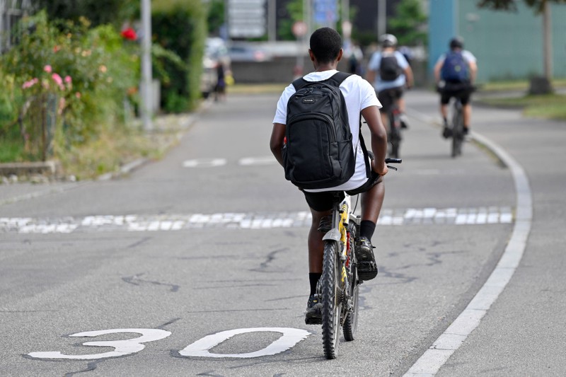 Schüler fahren gerne mit dem Fahrrad zur Schule. Manche werden auch von der Polizei angehalten.