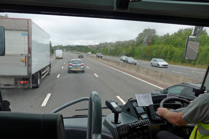 Die schwarzen Punkte im Bus sind nicht einfach nur Deko.