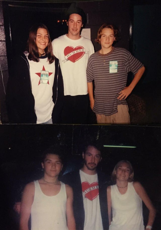 Fan trifft Keanu Reeves, der beide Male dasselbe Shirt an hat.