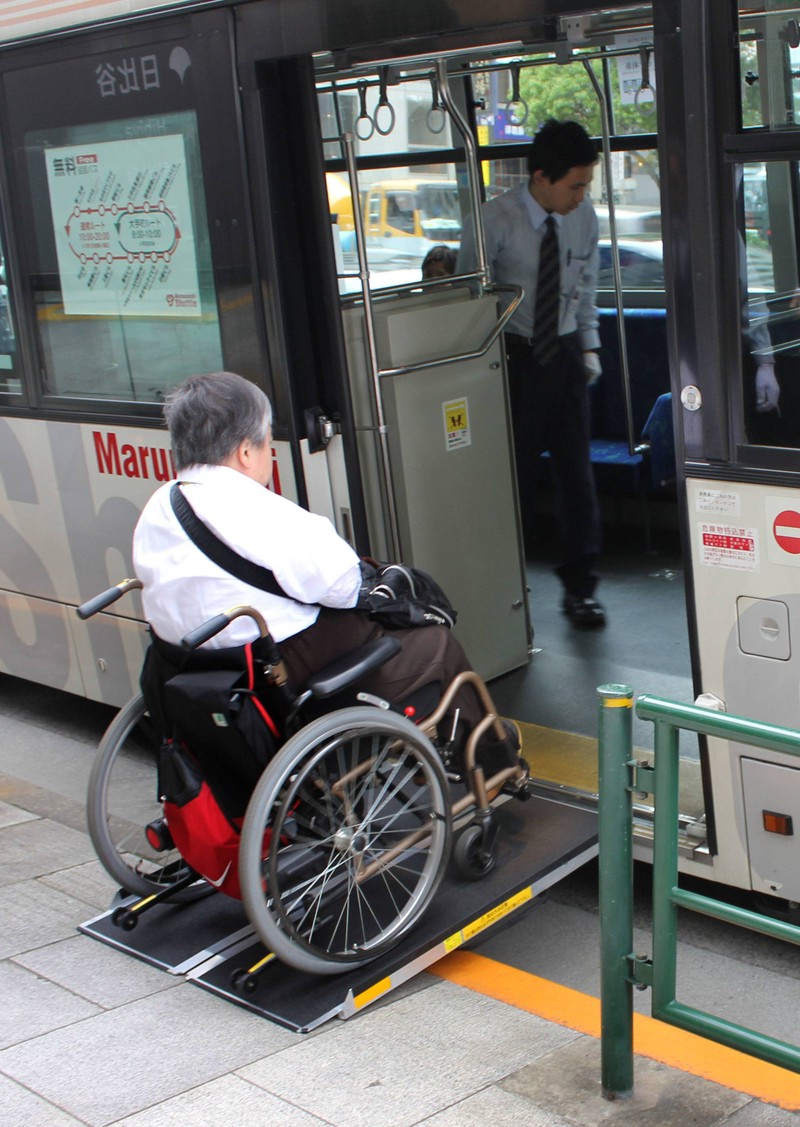 Bei einem Skandal lassen Fahrgäste einen Rollstuhlfahrer nicht in den Bus