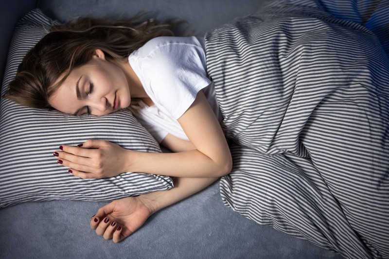 Man sollte eine gesunde Schlafroutine entwickeln.
