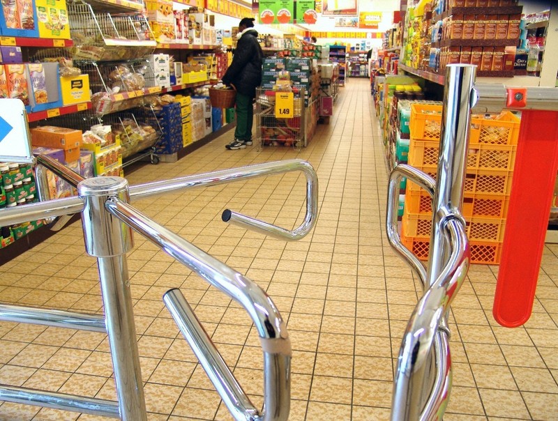 Drehkreuze am Supermarkt erfüllen verschiedene Funktionen.