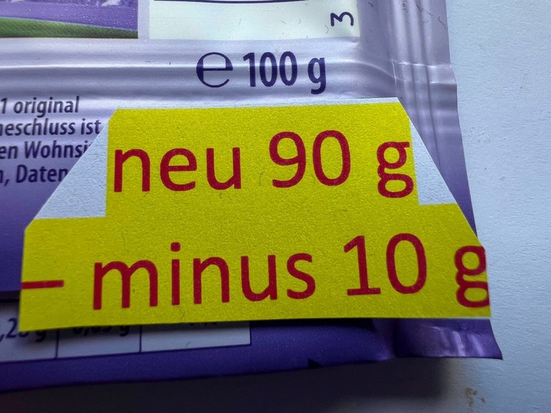 Mit Mogelpackungen wollen uns die Hersteller*innen unbemerkt Teuerungen unterjubeln.