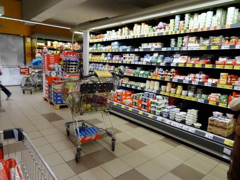 Molkereiprodukte sind mit Absicht hinten.