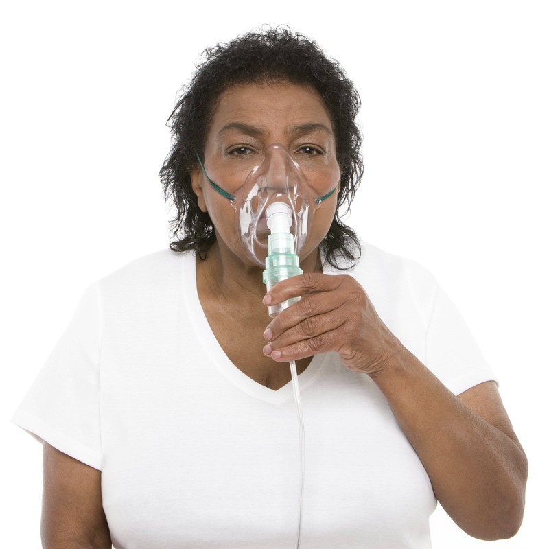 Eine Frau trägt eine Sauerstoffmaske