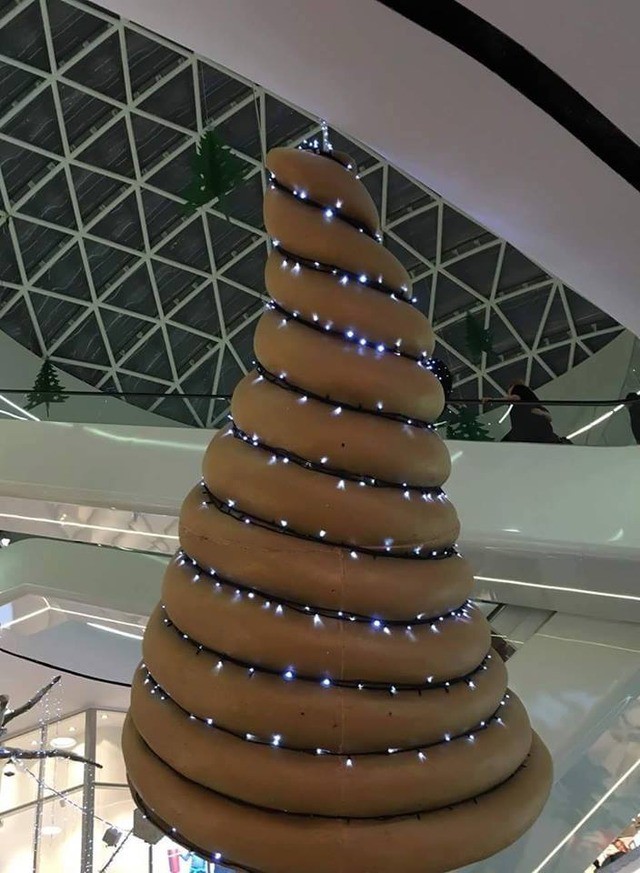 Der Weihnachtsbaum ist sehr lustig, weil er aussieht wie ein Kackhaufen
