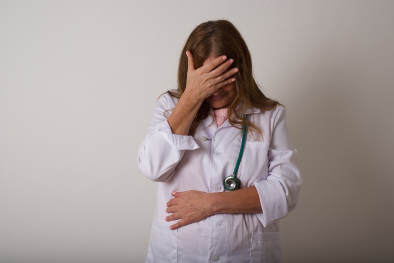 Manchmal kann das Krankenhauspersonal selber nicht ernst bleiben.