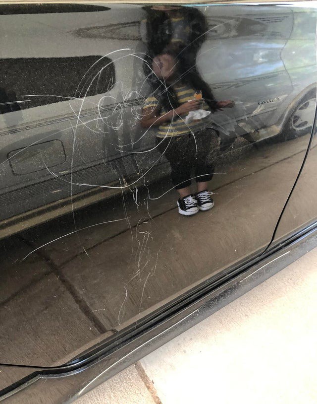 Kinder malen öfter mal auf Autos ihrer Eltern rum