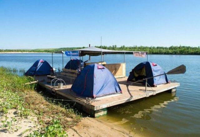 Ein absurdes Hausboot, mit Zelten