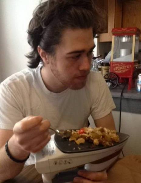 Ein Mann, der sein Frühstück von einem Bügeleisen isst