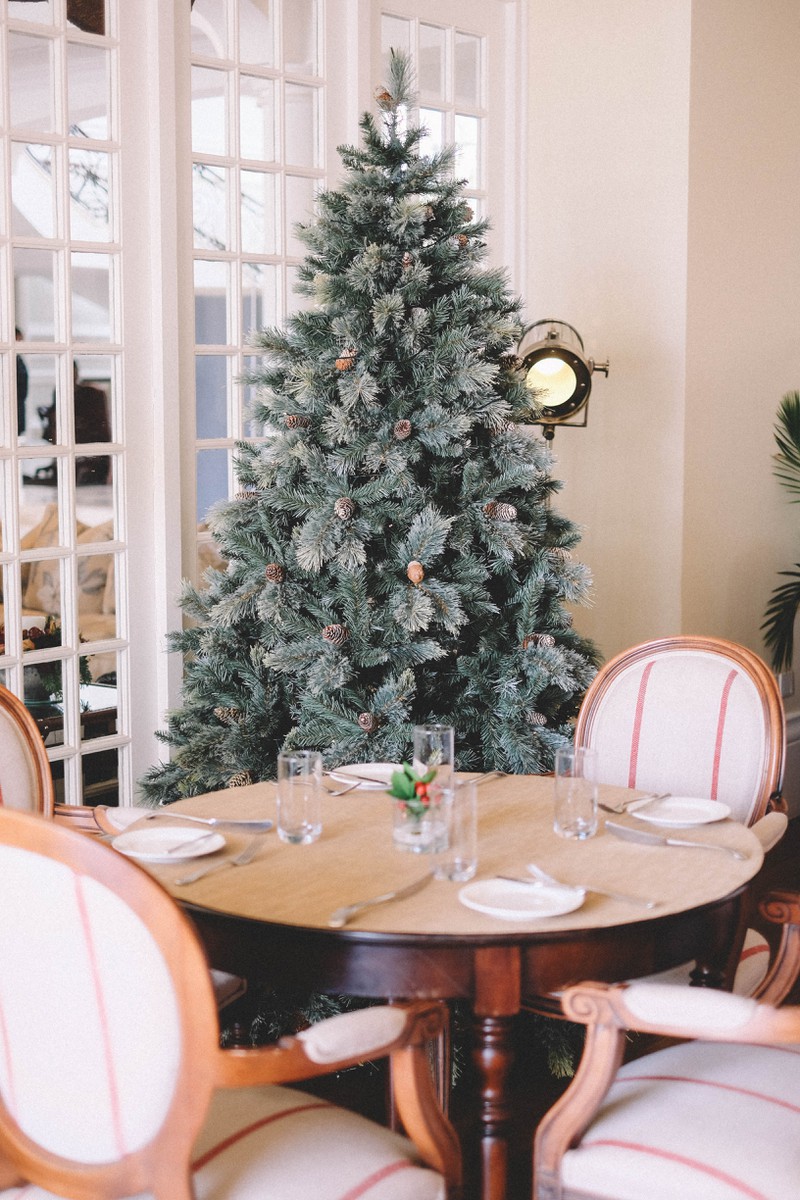 Ein Tisch, um den eine Familie an Weihnachten Platz nehmen kann