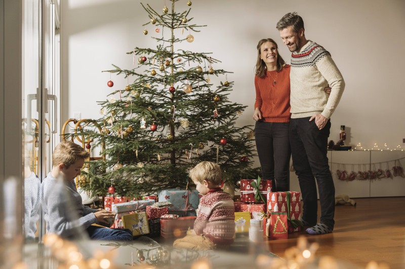 Eine Familie an Weihnachten, die auch mit peinlichen Erlebnissen zu tun hat
