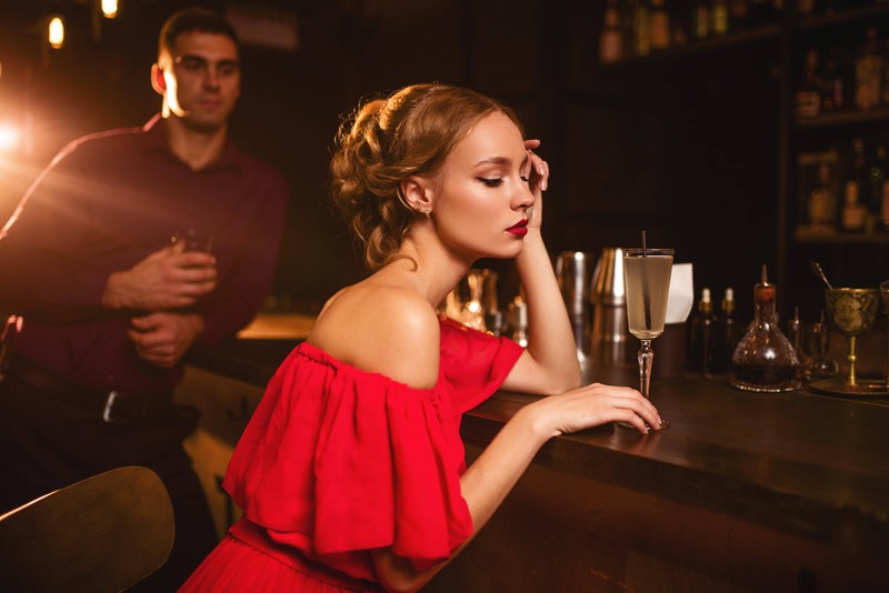 Ein Foto, das eine Frau und einen Mann auf einem Date in einer Bar zeigt