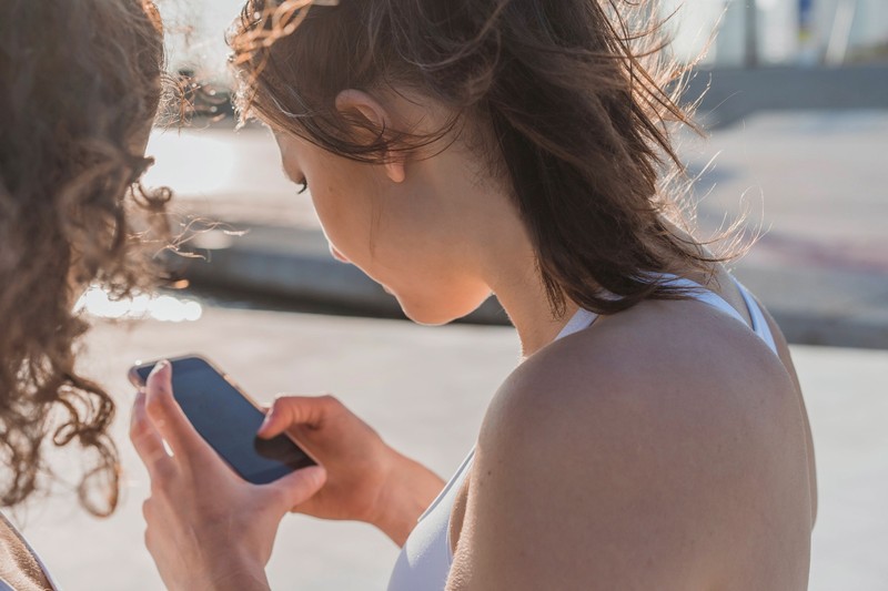 Ein Smartphone, über das immer wieder seltsame und creepy Tinder Nachrichten reinkommen