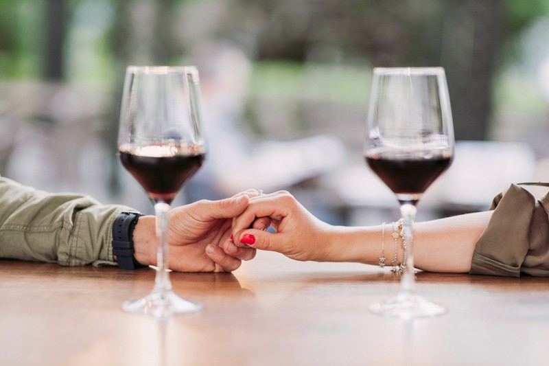 Eine Frau, die bei ihrem Date deutlich zu viel Wein getrunken hat