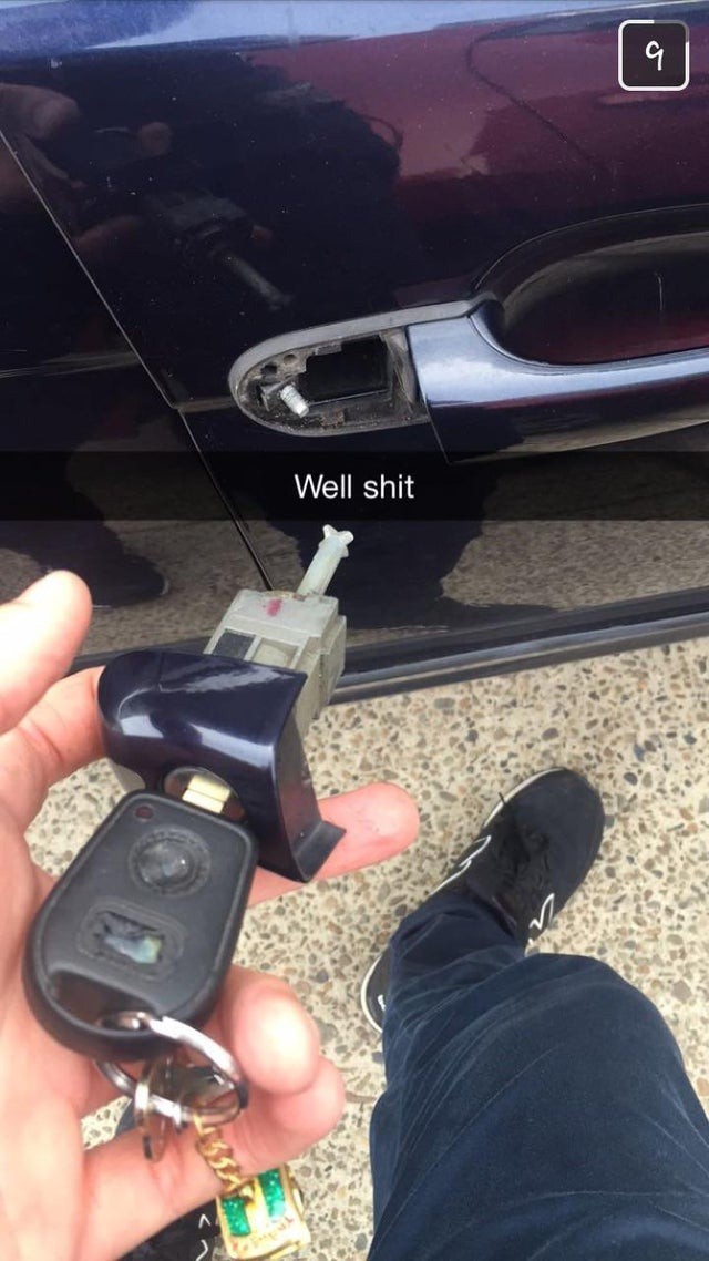 Ein Autoschloss hängt an einem Schlüssel.