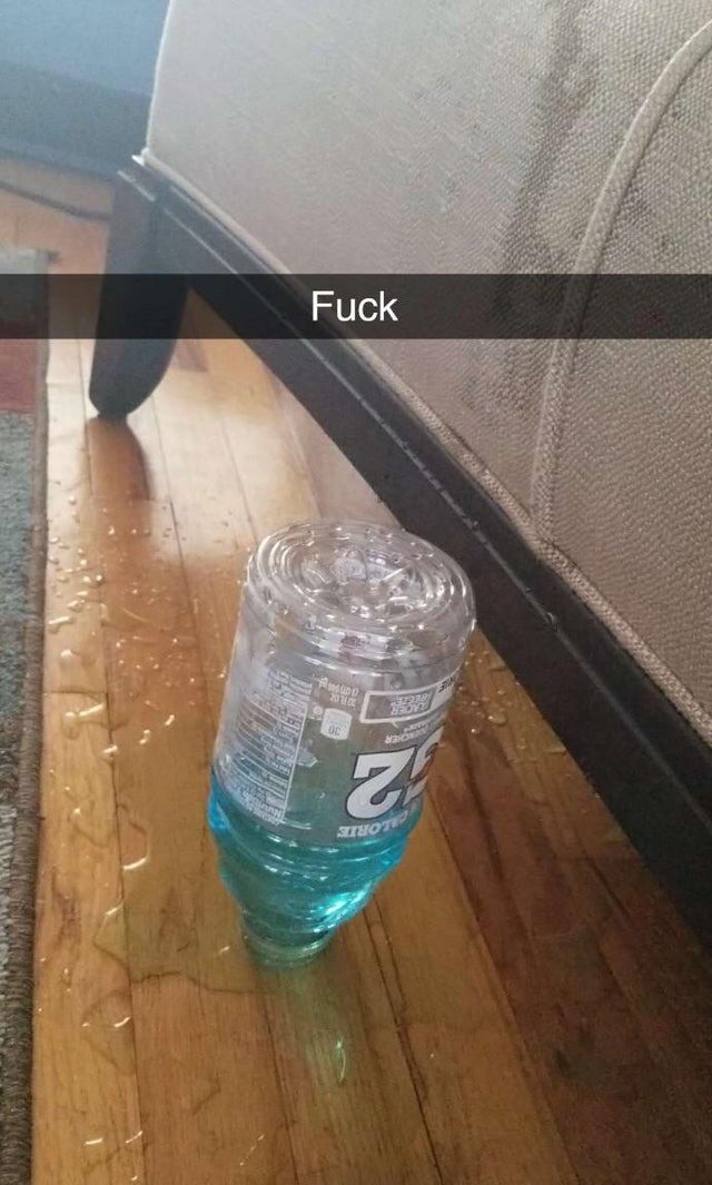 Eine gefüllte Flasche steht auf dem Kopf.