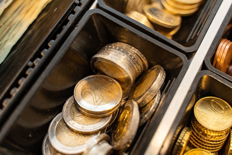Bargeld in einer Kasse, Euro und Cent Münzen