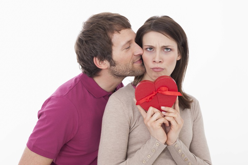 Mann will seine Freundin mit Geschenk überraschen, doch die Frau ist darüber unglücklich.
